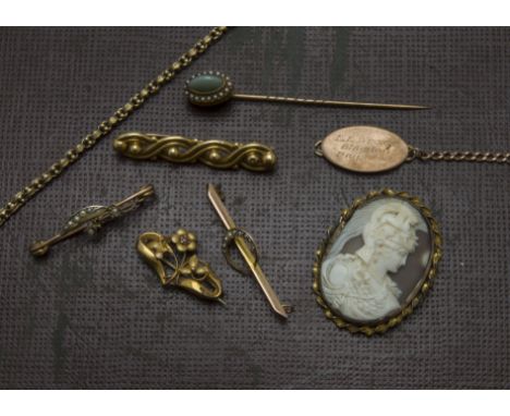 A small group of gold and yellow metal jewellery, including a heavy brooch, further three brooches, a part chain, a bracelet,