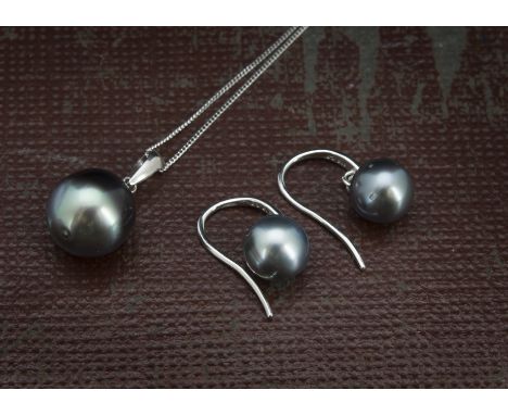 A modern Tahitian black pearl pendant and earrings set, with silver mounts, with silver chain (3) 
