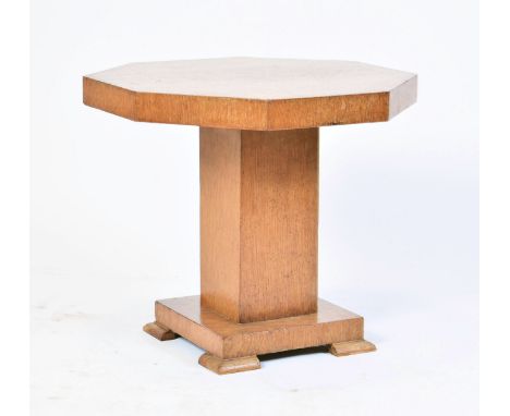 A vintage 20th century Art Deco oak occasional / lamp table. The table of low form having an octagonal top supported by a thi