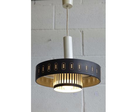 Schmahl & Schulz - A retro 20th century 1960s German designer hanging pendant light. The light having an inner shade with bla