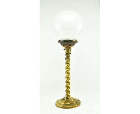 An early 20th century Art Deco table / desk lamp light. The lamp having a stepped brass base and barley twist column supporti