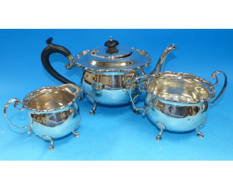A silver 3 piece tea service of squat spherical form, with ogee border, Birmingham 1931, 33 oz. tray