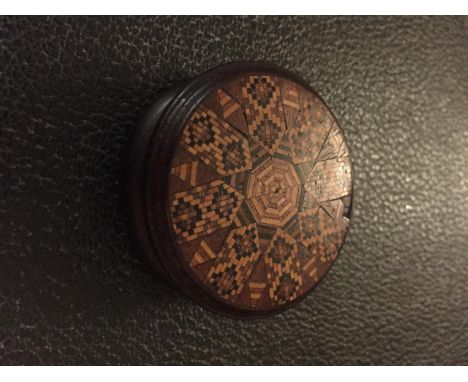 A Victorian Tunbridge ware circular snuff box, 2.25" (slight a.f. to top)