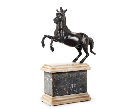 Steigendes PferdHöhe inkl. Sockel: 35 cm. Höhe ohne Sockel: 20,8 cm. Italien.Bronze, gegossen und schokoladenbraun patiniert.