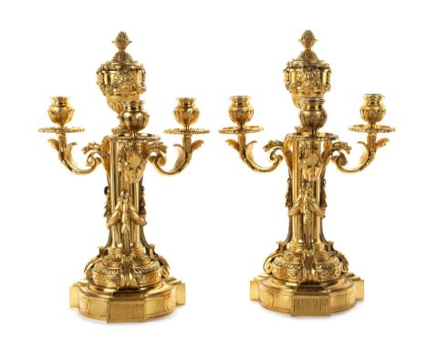Paar Verwandlungsleuchter im Louis XVI-StilHöhe: 38,8 cm. Frankreich, 18./ 19. Jahrundert. Bronze, gegossen, ziseliert und ve