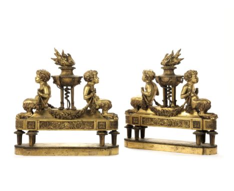 Paar Louis XVI-ChenetsHöhe: 45 cm. Breite: 44 cm. Tiefe: 10,3 cm. Frankreich, um 1780.Bronze, gegossen, vergoldet, ziseliert.
