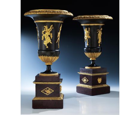 Paar Kaminziervasen in Bronze und TeilvergoldungHöhe: je 47 cm. 19. Jahrhundert.Empire-Vasen in klassischer antiker Form. Der