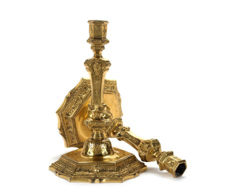 Paar Régence-KerzenstöckeHöhe: 23 cm. Frankreich, erste Hälfte 18. Jahrhundert. Bronze, gegossen, ziseliert, sekundär vergold