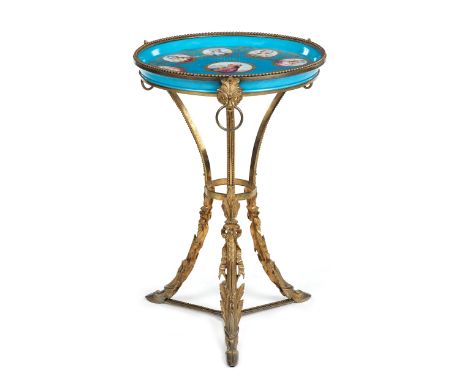 Gueridon im Louis XVI-StilHöhe: 75 cm. Durchmesser: 49 cm. Deckplatte unten mit BezeichnungenFrankreich, 19. Jahrhundert. Boc