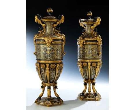 Ein Paar große ZierdeckelvasenHöhe: 40,5 cm. Barbedienne, zug. Paris, zweite Hälfte 19. Jahrhundert.Bronze, gegossen, geätzt,