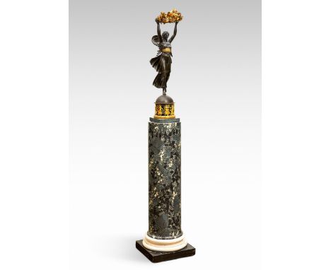 Bedeutende Thomire Torchère auf Scagliola SäuleGesamthöhe: ca. 200 cm. Höhe des Leuchters: 98 cm.Basis: 42 x 42 cm. Paris, um