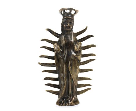 Spätgotische Bronze-Madonna im StrahlenkranzHöhe: 26 cm. Deutschland oder Niederlande, wohl Anfang 16. Jahrhundert. Bekrönung