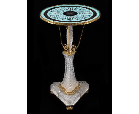 Seltener Glasguéridon „Baccarat“Höche: 76 cm. Durchmesser: 45,5 cm. Paris, 19. Jahrhundert.Vergoldete Bronze und feines Glas.