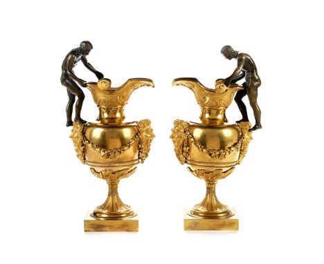 Ein Paar Pariser SchenkkannenHöhe: 33 cm.Basis: 10 x 10 cm. Paris, Ende 18. Jahrhundert. Bronze, gegossen, ziseliert, brunier