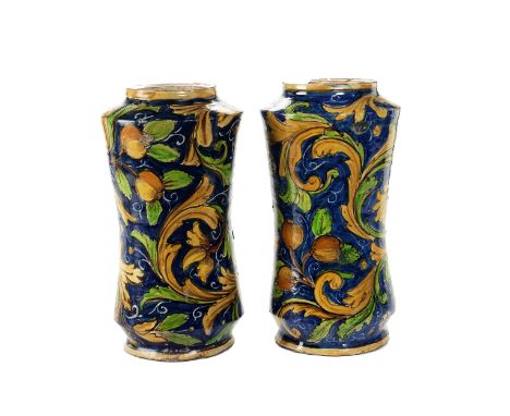 Ein Paar große AlbarelliHöhe: ca. 33,5 cm. Durchmesser: 17,5 cm.Caltagirone/ Sizilien oder Venedig, 17./18. Jahrhundert. Dick