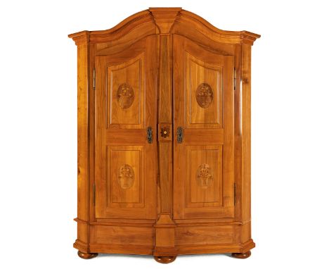 Süddeutscher BarockschrankHöhe: 188 cm.Breite: 150 cm.Tiefe: 53 cm. 18./ 19. Jahrhundert. Auf sechs Füßen stehender zweitürig