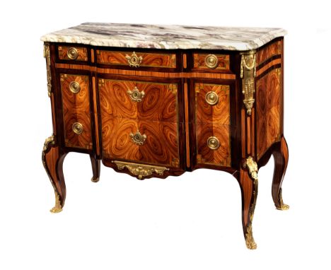 Kommode im Louis XVI-StilHöhe: 94 cm. Breite: 113 cm. Tiefe: 50 cm. Gestempelt „L. Hautreux“. Frankreich, um 1880.Auf ziselie