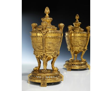 Paar Louis XVI-CassolettesHöhe: 33,3 cm. Paris, zweite Hälfte 18. Jahrhundert.Bronze, gegossen, ziseliert und vergoldet. Rund