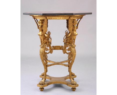 Guéridon mit Pietra dura-Platte79 x 68 x 68 cm. Frankreich, 19. Jahrhundert.Vergoldeter Bronzefuß, der auf drei gestelzten wi