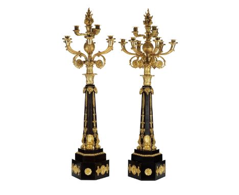 Ein Paar Empire-GirandolenHöhe: je 108 cm. Frankreich, 19. Jahrhundert.Bronze, gegossen, brüniert, vergoldet, ziseliert. Auf 