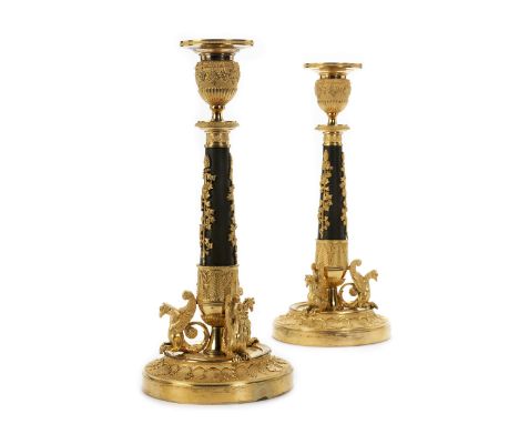 Paar Empire-LeuchterHöhe: 29,1 cm. Paris, um 1800. Die Paar in Bronze gearbeiteten, fein ziselierten, teils vergoldeten, teil