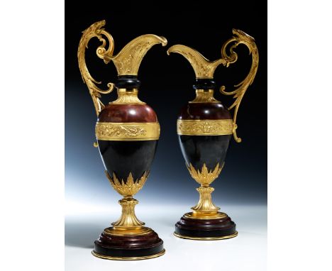 Paar ZierkannenHöhe: 44 cm.Breite:18 cm.Tiefe: 13 cm. Frankreich, um 1860.Diese qualitätvolle Kombinationsarbeit besteht aus 