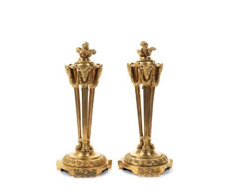 Paar Louis XVI-AthéniennesHöhe: je 29 cm. Frankreich, zweite Hälfte 18. Jahrhundert.Bronze, gegossen, ziseliert und vergoldet