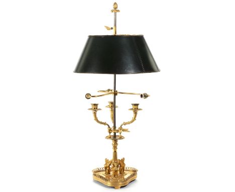 Bouillotte-LampeHöhe: 82 cm.Paris, Louis-Philippe-Epoche, um 1830.Bronze, gegossen, ziseliert. Dreipassiger Grund mit à jour 