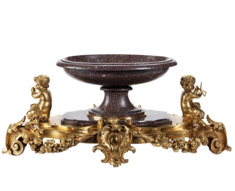 Dekorativer Tafelaufsatz in vergoldeter Bronze mit PorphyrfußschaleHöhe: 40 cm. Länge: 70 cm. Frankreich, 19. Jahrhundert. Di