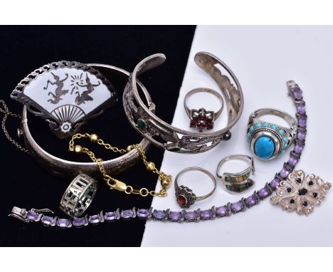 A SELECTION OF JEWELLERY, to include a silver floral engraved hinged bangle, hallmarked Birmingham, with additional safety ch