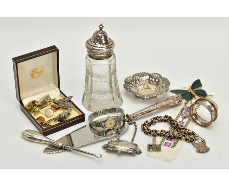 A SELECTION OF SILVER ITEMS AND JEWELLERY, to include a silver openwork scallop edge trinket dish, hallmarked Birmingham 1900