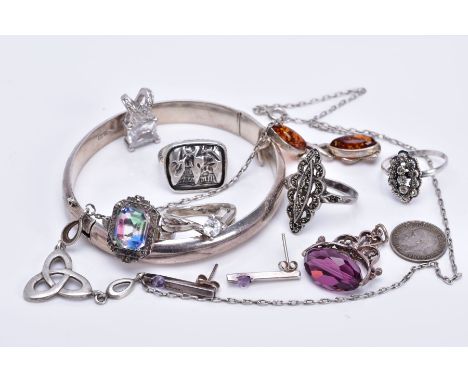 A SMALL QUANTITY OF JEWELLLERY, to include a floral engraved silver hinged bangle, hallmarked Birmingham, a Celtic pendant ne