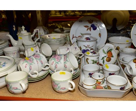 A QUANTITY OF ROYAL WORCESTER EVESHAM COOKWARE AND TEA WARES AND OTHER DINNER WARES, comprising a small quantity of Royal Dou