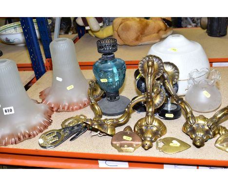 A GROUP OF GLASS LIGHT SHADES, BRASS LIGHT FITTINGS AND OTHER METALWARES, including wall brackets and horse brasses, an oil l