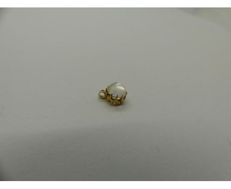 18ct gold claw-set moonstone cabochon pendant, H: 12 mm, 0.4g. UK P&amp;P Group 0 (£6+VAT for the first lot and £1+VAT for su