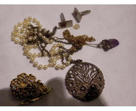 Mixed jewellery and cufflinks to include silver. UK P&amp;P Group 1 (£16+VAT for the first lot and £2+VAT for subsequent lots