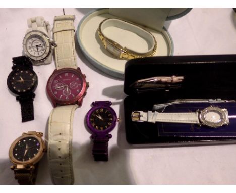 Selection of mixed ladies wristwatches including Accurist. UK P&amp;P Group 1 (£16+VAT for the first lot and £2+VAT for subse