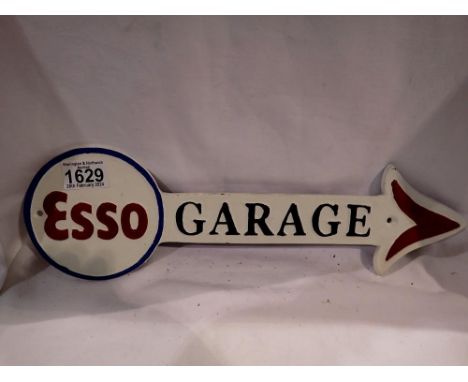 Cast iron Esso garage arrow, W: 40 cm. UK P&amp;P Group 1 (£16+VAT for the first lot and £2+VAT for subsequent lots) 