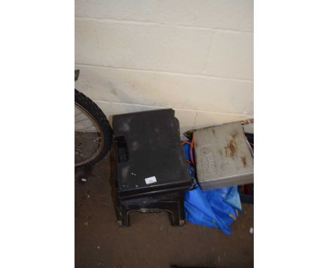 Mixed Lot: Various tool boxes and contents, electric drills etc