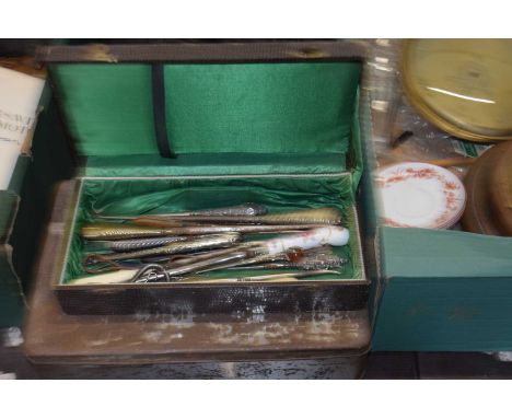 A tin of assorted buttons and a further case of button hooks