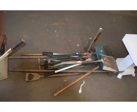Mixed lot of garden tools