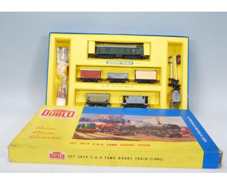 An original vintage Hornby Dublo 2 rail 00 gauge model railway locomotive train set 2019 2-6-4 Tank Goods Train. Box good - n