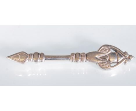 An hallmarked brooch in the form of an arrow in Celtic style, hinge pin to verso. Hallmarked Birmingham 1992. Weight 63.9g. M