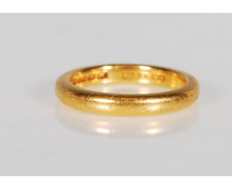 A hallmarked 22ct gold wedding band ring of simple form. Hallmarked Birmingham 1936, marked WM and Parsons. Weight 5.9g. Size