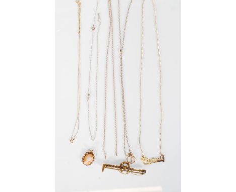 A group of five 9ct yellow gold necklace chains with one having a 9ct gold pendant with a J initial and another having a Pame