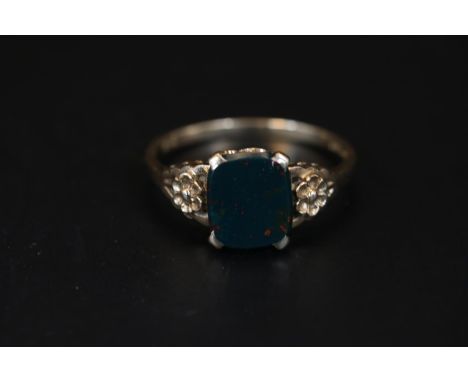 Vintage 9ct Gold Bloodstone set Gents ring Size Q. 2.3g total weight 