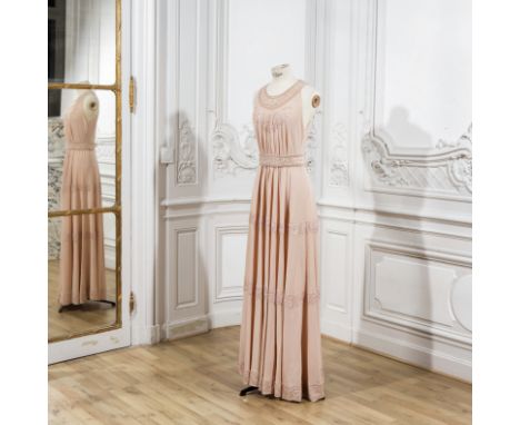 Madeleine VIONNET, collection Haute Couture, Hiver 1938. Robe du soir longue en crêpe roseBroderie: Maison LESAGE.Décolleté r