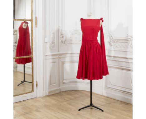 Michel GOMA, collection Haute Couture, circa 1965. Robe de cocktail en mousseline de soie rouge.Haut bustier à bretelles reco