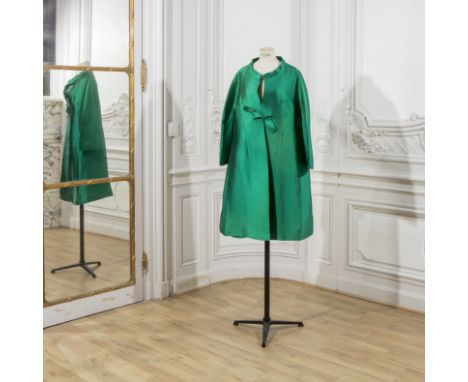 Pierre BALMAIN, collection Haute Couture, Printemps-Eté 1963. Manteau de cocktail en soie émeraude.Création: Pierre BALMAINde
