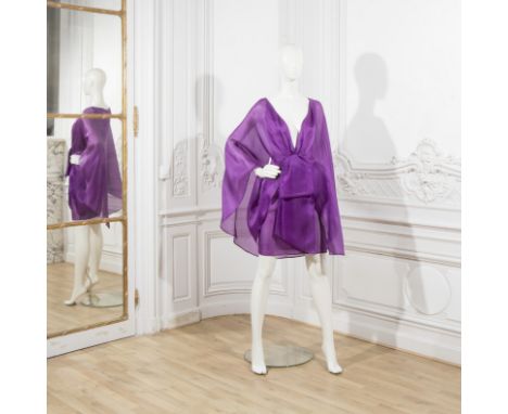 Philippe VENET, collection Haute Couture, circa 1990. Robe du soir courte en gazar de soie améthyste.A effet faux deux pièces